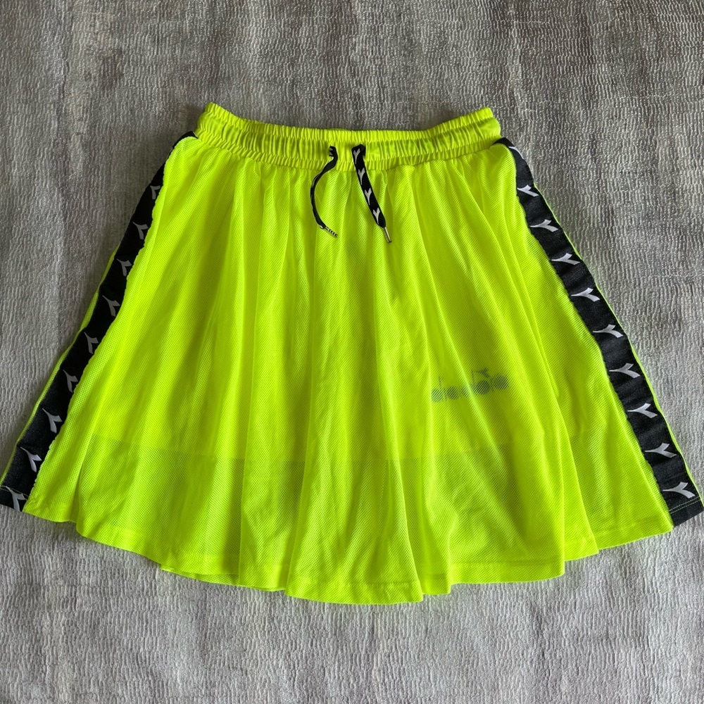 NWT! Diadora Neon Yellow Skirt with Black Accents, Size 10